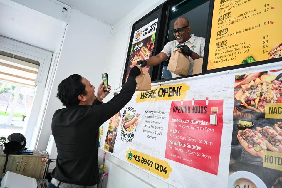 Mirip dengan konsep trak makanan, pelanggan mengambil makanan dari bawah tingkap. 