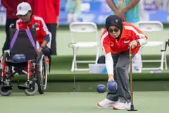HASIL USAHA: Pemain boling padang Singapura, Faridah Salleh memenangi pingat gangsa di sukan Paralimpik Asia. Percubaan ketiganya untuk memenangi pingat di Sukan Asia (Asiad), akhirnya tercapai apabila beliau berjaya meraih pingat gangsa.