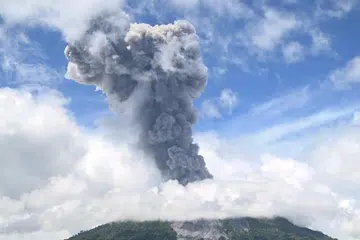 Foto yang diambil dan dikeluarkan oleh Pusat Vulkanologi dan Tebatan Bahaya Geologi (PVMBG) pada 8 Mei 2024 menunjukkan Gunung Ibu mengeluarkan asap tebal di Kabupaten Halmahera Barat di Provinsi Maluku Utara, Indonesia.