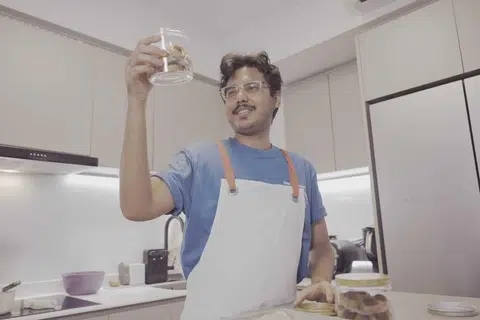 Penulis meneliti tart nanas yang telah siap dibakar dan dimasukkan ke dalam bekas selepas berjaya mencubanya buat pertama kali.