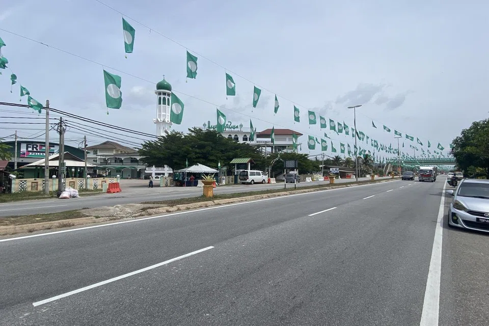KUBU KUAT PAS: Masjid Rusila dan Dewan Tok Guru, di Marang, kubu kuat PAS di Terengganu. 