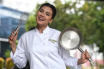HUDA ALI: Ibu dua anak ini kini mengikuti kursus di bidang kulinari yang memang diminatinya. - Foto fail 