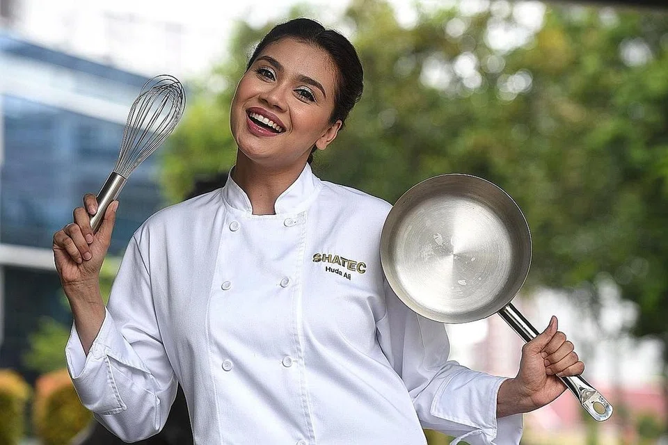 HUDA ALI: Ibu dua anak ini kini mengikuti kursus di bidang kulinari yang memang diminatinya. - Foto fail 