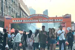 Bazar Ramadan Kampung Baru antara bazar paling popular dan terpanjang di Kuala Lumpur tidak lengang daripada pengunjung yang mencari juadah berbuka puasa.