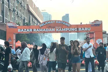 Bazar Ramadan Kampung Baru antara bazar paling popular dan terpanjang di Kuala Lumpur tidak lengang daripada pengunjung yang mencari juadah berbuka puasa.