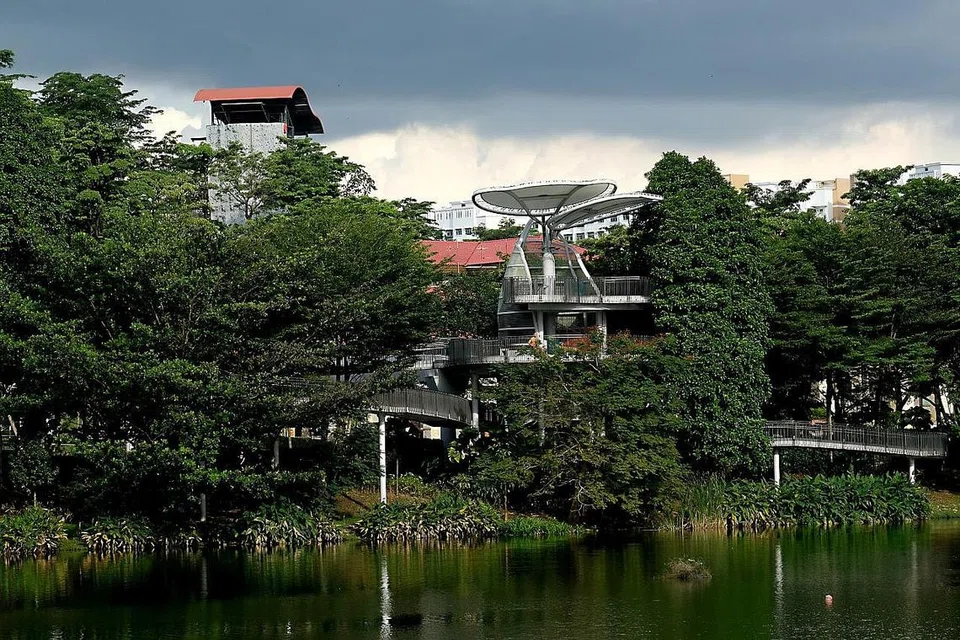 3. MENARA TAMAN KOLAM YISHUN. - Foto BH oleh KHALID BABA