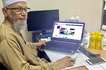 IKUTI TREND PEMASARAN: Ustaz Abdul Rahman Mohamed, pemilik syarikat Fiqh Consultancy & Services, berkata perniagaannya kini meningkat 300 peratus berbanding sebelum beliau menggunakan pemasaran dan perniagaan dalam talian. - Foto ROSEBI MOHD SAH