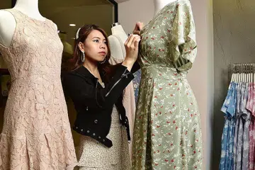 GEMBIRA DAPAT SUMBANG IDEA: Cik Masturah berharap dapat menyumbang lebih banyak idea kepada pengembangan Her Velvet Vase. - Foto BH oleh DESMOND WEE