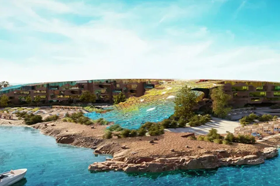 Sindalah menampilkan restoran, hotel dan tempat berlabuh kapal layar.