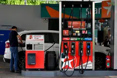 LEBIH MAHAL: Harga pam bahan api di semua stesen minyak telah meningkat secara menyeluruh.