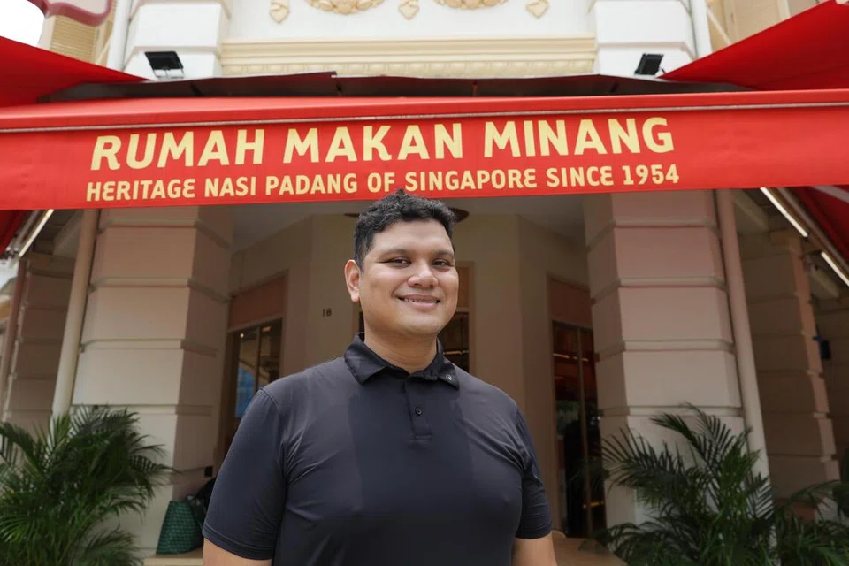 Pengurus Kawasan (Operasi) Rumah Makan Minang, Cef Muhammad Asyraf Ramli, memanfaatkan teknologi digital dan kecerdasan buatan (AI) untuk memantau prestasi jualan, mengenal pasti hidangan popular serta memastikan mutu makanan kekal konsisten di empat cawangan restoran nasi padang warisan itu.
