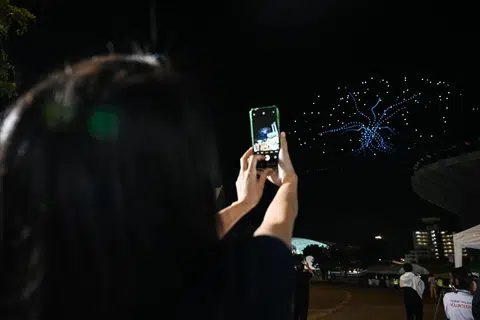 Pertunjukan dron yang menakjubkan membuka tirai acara Sukan SEA 2025 di Stadium Rajamangala, Bangkok, Thailand pada 9 Disember.