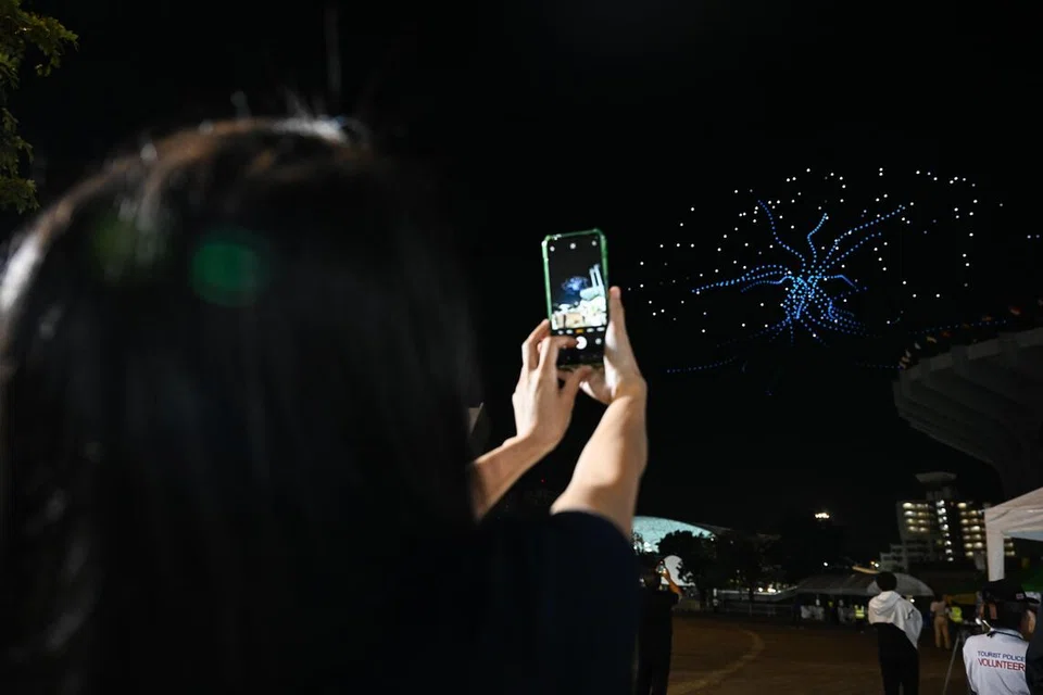 Pertunjukan dron yang menakjubkan membuka tirai acara Sukan SEA 2025 di Stadium Rajamangala, Bangkok, Thailand pada 9 Disember.