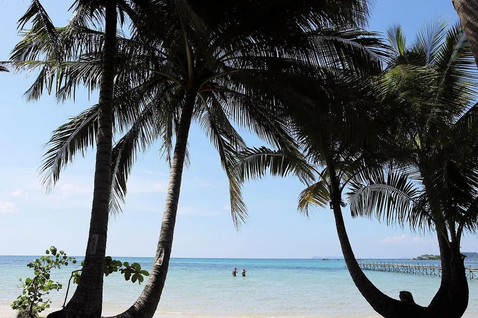 TARIK PELANCONG: Destinasi seperti Pulau Ko Kut di wilayah Trat, Thailand ini (gambar atas) dijangka dibanjiri lebih ramai pelancong dengan pengecualian visa ketibaan pelawat dari 21 negara asing. - Foto REUTERS