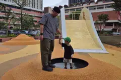 Sikap pilih kasih berlaku apabila si kecil mula lebih cenderung atau suka meluang masa dengan salah seorang ibu atau bapa pilihannya, dan membenarkan ibu atau bapa pilihannya itu mengendalikan segala keperluannya.