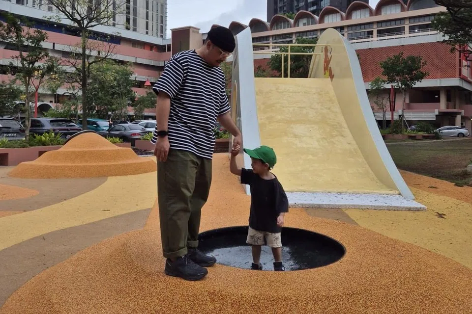 Sikap pilih kasih berlaku apabila si kecil mula lebih cenderung atau suka meluang masa dengan salah seorang ibu atau bapa pilihannya, dan membenarkan ibu atau bapa pilihannya itu mengendalikan segala keperluannya.