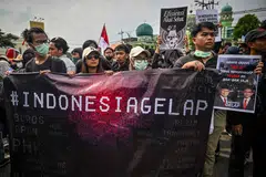Pelajar dan aktivis menghadiri perhimpunan, ‘Indonesia Gelap’, di hadapan bangunan Dewan Perwakilan Rakyat Daerah (DPRD) Jawa Timur di Surabaya pada 21 Februari, bagi membantah pemotongan belanjawan Presiden Prabowo Subianto.