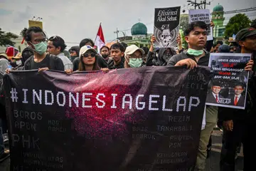 Pelajar dan aktivis menghadiri perhimpunan, ‘Indonesia Gelap’, di hadapan bangunan Dewan Perwakilan Rakyat Daerah (DPRD) Jawa Timur di Surabaya pada 21 Februari, bagi membantah pemotongan belanjawan Presiden Prabowo Subianto.