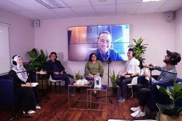 SEMBANG SOAL KERJA: Encik Fahmi (di skrin video) menyertai perbincangan podcast mengenai pekerjaan semasa dan selepas Covid-19 bersama hos, Shahida Sarhid (kiri) dan Hans Ashrie (kanan). Bersama mereka ialah (dari kiri) Encik Azrulnizam, Cik Rasidah dan Encik Gan. - Foto BH oleh SITI AISYAH NORDIN