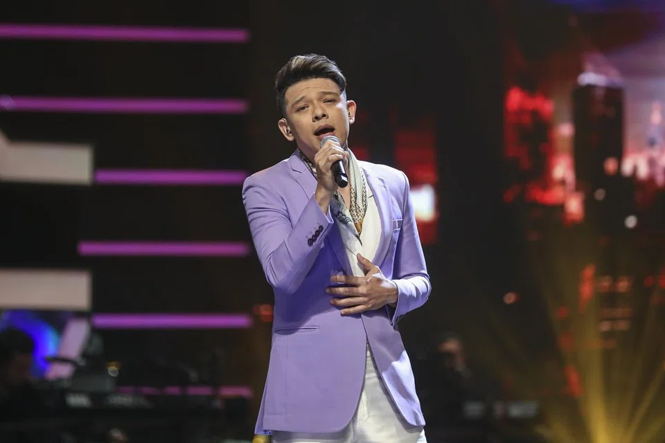 TERPUKUL DENGAN PERSEMBAHAN: Ramai yang dapat rasakan suara hati Hady Mirza apabila beliau menyanyikan lagu How Am I Supposed To Live Without You penuh kesan.