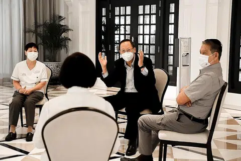 LATIH SEMULA PEKERJA: Dalam lawatannya ke Raffles Hotel Singapore semalam, Dr Tan See Leng (dua dari kanan) berpeluang menemui beberapa pekerja, termasuk pekerja matang yang telah menjalani latihan semula untuk menggunakan teknologi dan sistem baru bagi pekerjaan mereka. - Foto ZAOBAO