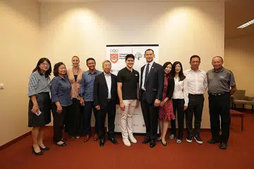 BIASISWA BANTU ATLIT: Fandi Ahmad (empat dari kiri) dan isteri Cik Wendy Jacobs (tiga dari kiri) bergambar dengan atlit Singapura Joseph Schooling (tujuh dari kiri) dan hartawan Encik Peter Lim (dua dari kanan) selepas acara pengagihan biasiswa semalam. - Foto YAYASAN OLIMPIK SINGAPURA