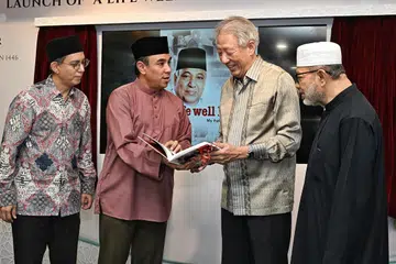 Menteri Kanan, Encik Teo Chee Hean (dua dari kanan), bersama (dari kiri) Menteri Negara (Ehwal Dalam Negeri merangkap Pembangunan Negara), Profesor Madya Dr Muhammad Faishal Ibrahim; dan pengerusi bersama RRG - Ustaz Dr Mohamed Ali dan Ustaz Mohamad Hasbi Hassan - di pelancaran biografi ‘A Life Well-Lived: My Father Ustaz Ali’ di Auditorium, Ustaz Ali Haji Mohamed di Masjid Khadijah pada 17 Mac. 