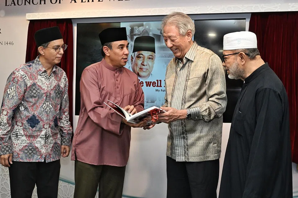 Menteri Kanan, Encik Teo Chee Hean (dua dari kanan), bersama (dari kiri) Menteri Negara (Ehwal Dalam Negeri merangkap Pembangunan Negara), Profesor Madya Dr Muhammad Faishal Ibrahim; dan pengerusi bersama RRG - Ustaz Dr Mohamed Ali dan Ustaz Mohamad Hasbi Hassan - di pelancaran biografi ‘A Life Well-Lived: My Father Ustaz Ali’ di Auditorium, Ustaz Ali Haji Mohamed di Masjid Khadijah pada 17 Mac. 