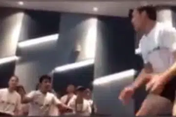 BERTENTANGAN DENGAN NILAI INKLUSIF: Rakaman video menunjukkan sekumpulan pelajar baru lelaki dan wanita yang sedang menyanyikan sorakan yang kurang sopan dan disertakan beberapa isyarat lucah. -Foto ihsan seorang pembaca ST.