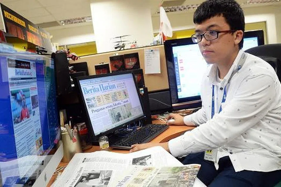 RAIH PENGALAMAN: Mantan wartawan pelatih Berita Harian/Berita Minggu, Hafez Sorouri, menyelami dunia kewartawanan cetak dan dalam talian baru-baru ini. - Foto JOHARI RAHMAT