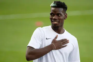 TUNGGAK PASUKAN: Paul Pogba (atas) antara tunggak Perancis yang menjulang Piala Dunia 2018. Peluangnya beraksi di Piala Dunia Qatar pada hujung tahun ini tampak samar-samar selepas menjalani pembedahan lutut. - Foto AFP