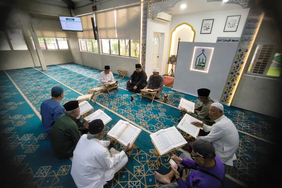 Jemaah membaca Al-Quran bersama-sama di Masjid Pusara Aman semasa program Quran Hour atau Sejam Bersama Quran pada 27 Mac. Acara itu diadakan di 36 masjid secara serentak sempena Nuzul Quran dan telah menarik penyertaan lebih 2,800 jemaah.