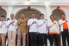  (dari kiri) Encik Ridwan Kamil dan pasangannya Encik Suswono; pegawai Suruhanjaya Pilihan Raya Umum ( (KPU); Encik Dharma Ponrekun dan pasangannya Encik Kun Wardana; dan Encik Pramono Anung serta pasangannya Encik Rano Karno 