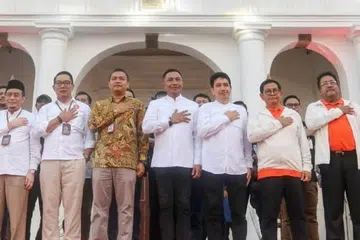  (dari kiri) Encik Ridwan Kamil dan pasangannya Encik Suswono; pegawai Suruhanjaya Pilihan Raya Umum ( (KPU); Encik Dharma Ponrekun dan pasangannya Encik Kun Wardana; dan Encik Pramono Anung serta pasangannya Encik Rano Karno 