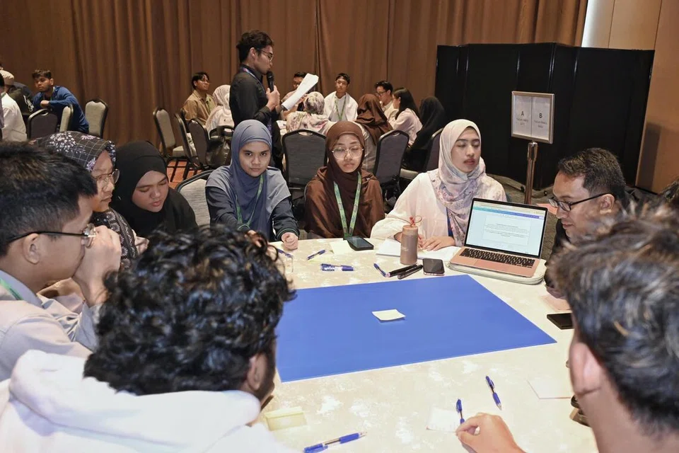 Cik Arya Mohammed (dua dari kanan) berkata simposium ini memberi ruang baginya untuk membincangkan isu semasa yang dihadapi belia.