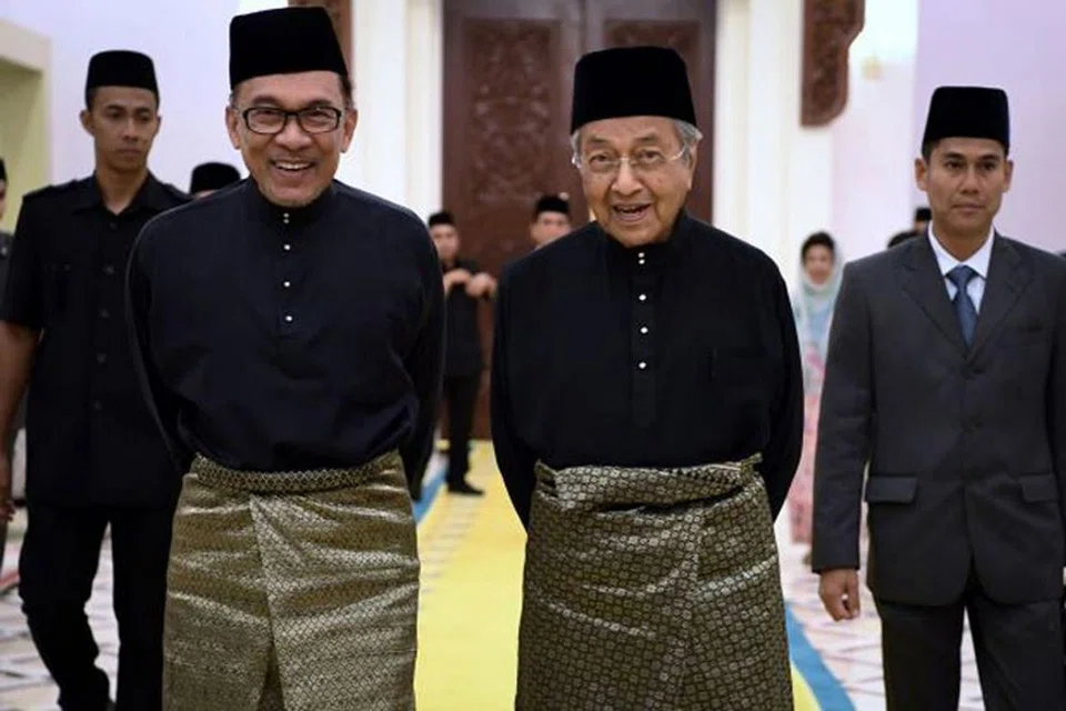 TANGANI CABARAN: Datuk Anwar (kiri) berjalan bersama Dr Mahathir selepas upacara angkat sumpah Datuk Anwar sebagai Ahli Parlimen Port Dickson di Dewan Rakyat kelmarin. - Foto THE STAR