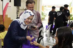 Menteri Negara (Kesihatan merangkap Penerangan dan Pembangunan Digital), Cik Rahayu Mahzam, mengagihkan pek barangan makanan lebih sihat kepada keluarga di Kelab Masyarakat Hong Kah North.