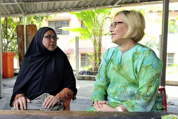 INGIN BANTU: Penderitaan Shima (kiri) mendapat perhatian Cik Elizabeth Wong yang berusaha membantu penyanyi itu. - Foto HARIAN METRO
