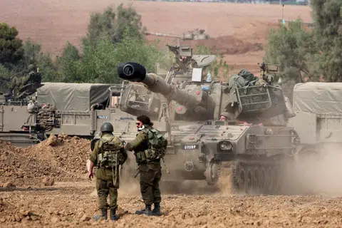 KUASAI SEMULA: Tentera Israel bersama kelengkapan ketenteraan berhampiran sempadan Gaza menguasai semula pagar sempadan Gaza dan tiada penyusupan sejak Isnin