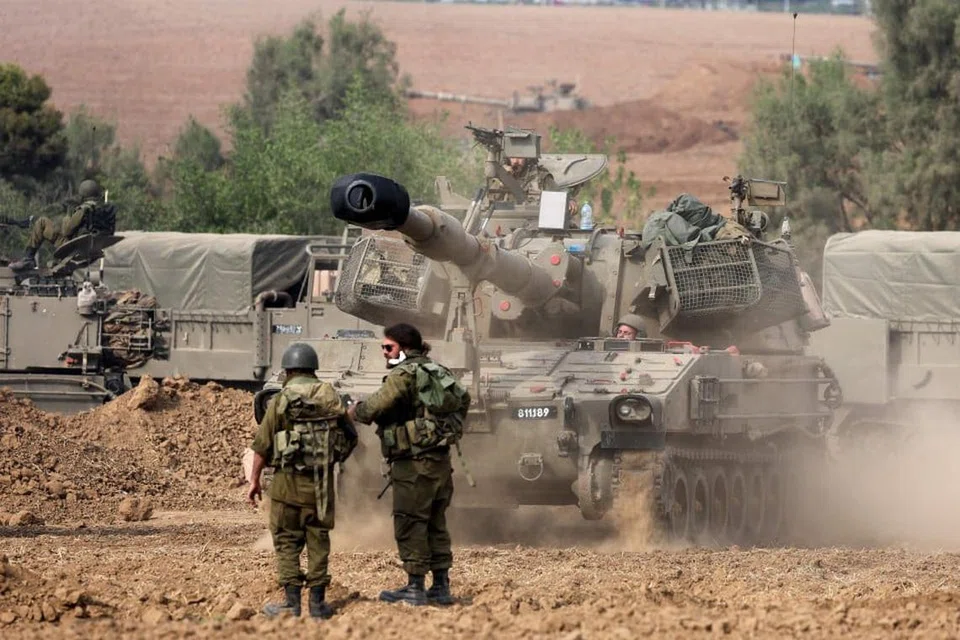 KUASAI SEMULA: Tentera Israel bersama kelengkapan ketenteraan berhampiran sempadan Gaza menguasai semula pagar sempadan Gaza dan tiada penyusupan sejak Isnin