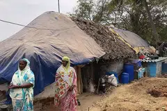 DEDIKASI JALANKAN AMANAH: Sukarelawan Al Falah Academy Sg (AFASG) berganding bahu menyerahkan agihan daging korban di India. Kedua-dua foto dalam ruangan ini menunjukkan sukarelawan AFASG ini sedang menjalankan tugas mereka. - Foto-foto AFASG