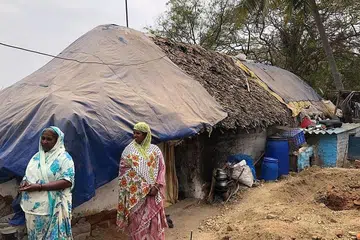 DEDIKASI JALANKAN AMANAH: Sukarelawan Al Falah Academy Sg (AFASG) berganding bahu menyerahkan agihan daging korban di India. Kedua-dua foto dalam ruangan ini menunjukkan sukarelawan AFASG ini sedang menjalankan tugas mereka. - Foto-foto AFASG