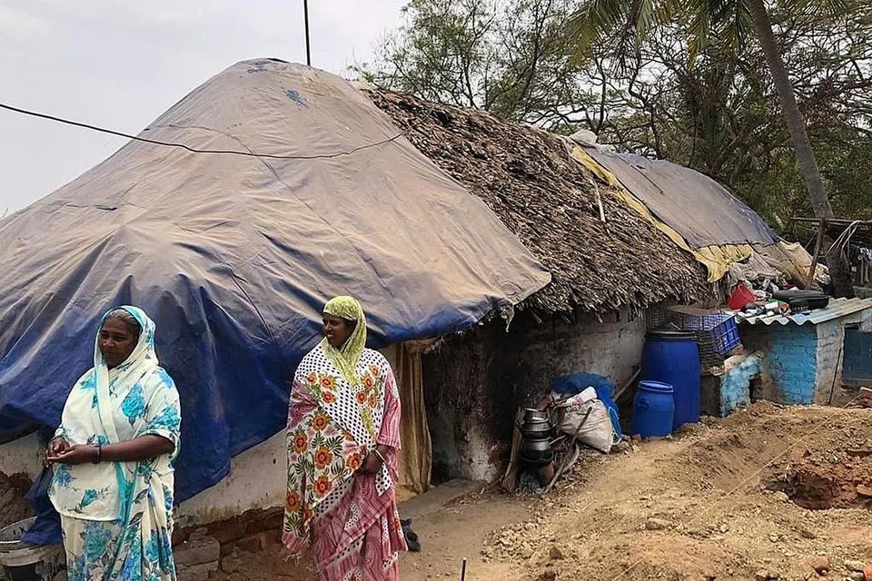 DEDIKASI JALANKAN AMANAH: Sukarelawan Al Falah Academy Sg (AFASG) berganding bahu menyerahkan agihan daging korban di India. Kedua-dua foto dalam ruangan ini menunjukkan sukarelawan AFASG ini sedang menjalankan tugas mereka. - Foto-foto AFASG