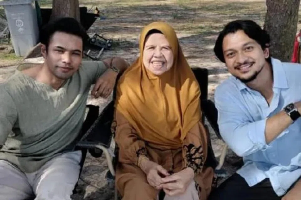 Kismah Johar (tengah) bersama pelakon Hafreez Adam (kiri) dan Shukri Yahaya, di lokasi penggambaran.