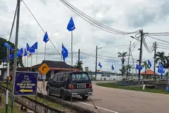 KUBU SOKONGAN: Bendera BN yang digantung di tepi jalan raya di Telok Sengat berkibaran di tiup angin, menunjukkan sokongan di sana bagi BN. Tiada bendera parti lain dilihat semasa BH melawat ke sana bulan lalu. - Foto-foto BH oleh NORMAN SAWI