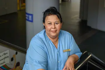 RAJIN MEMPERTINGKAT KEMAHIRAN: Cik Rahmatunnisha Mohd Abdul Karim (gambar atas) yang bermula sebagai pekerja pembersihanan kini bergelar penyelia dan menerima gaji lebih besar. Beliau percaya akan kepentingan mengikuti kursus demi mempertingkat kemahirannya. - Foto BH oleh SYAZA NISRINA