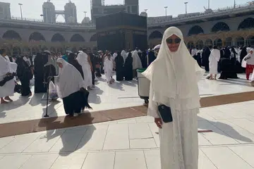 LAMBAIAN KAABAH: Allahyarhamha Nur Aisyah Md Akbar di hadapan Kaabah di Makkah ketika melakukan umrah pada April 2022.