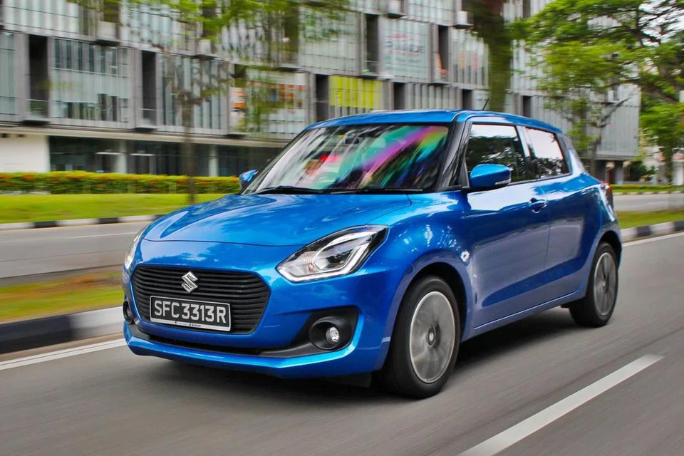 SUZUKI SWIFT: Kereta jenama Jepun ini menampilkan gaya yang disukai ramai. Kereta ini juga mempunyai ruang yang luas di dalam serta harga yang amat berdaya saing. Selain penampilannya yang 'ceria', kereta ini turut dilengkapi dengan kokpit yang tersusun secara ergonomik. - Foto fail