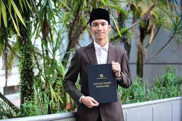 MINAT BAHAS: Encik Alfawzul, yang menerima Biasiswa Syed Isa Semait, ingin menyumbang kepada bidang dakwah kelak. - Foto MUIS
