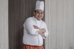 SYUKUR DIBERI PELUANG: Encik Muhammad Jimat Hasan, lulusan dari APSN Delta Senior School yang mengalami ketidakupayaan intelek bukan kronik bersyukur diberi peluang untuk mengembangkan minatnya dalam bidang kulinari selain mampu berdikari demi masa depannya. - Foto BH oleh IQBAL FAIZAL